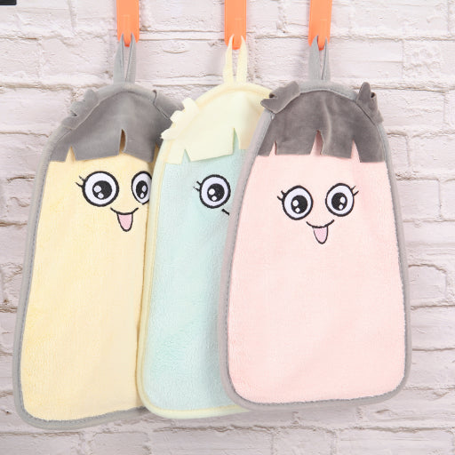 La niña linda limpia la toalla de mano