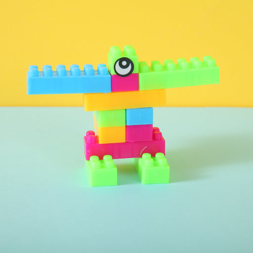 pequeños bloques de construcción multicolores