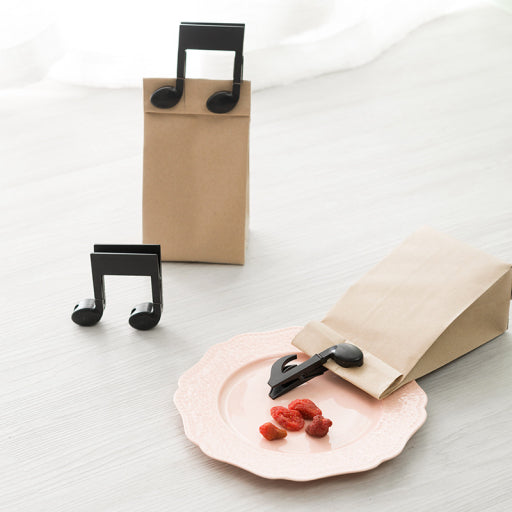Sujetadores en forma de notas musicales