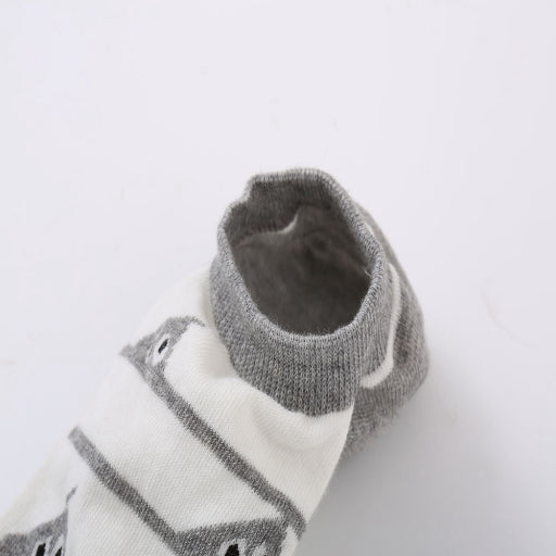 Calcetines invisibles de moda para hombre con dibujos animados grises.