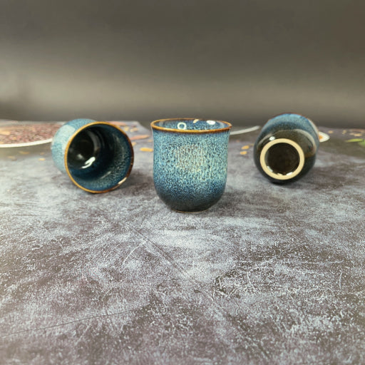 Taza de trefilado con mango azul.