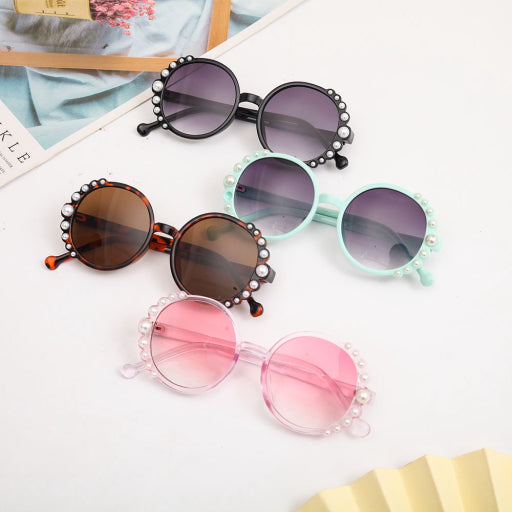 Gafas de sol infantiles con montura redonda y perlas.
