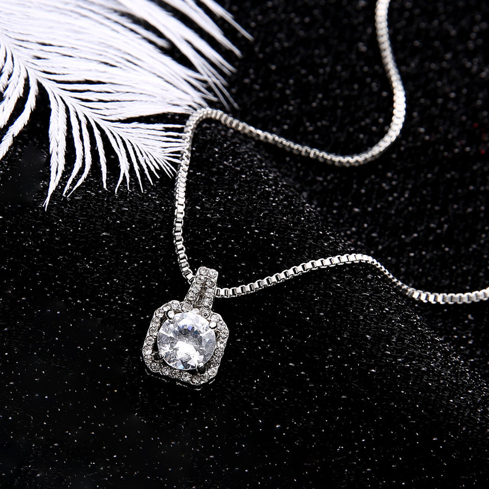 Collar con piedra sintetica