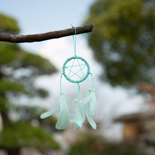 Campana de viento de plumas