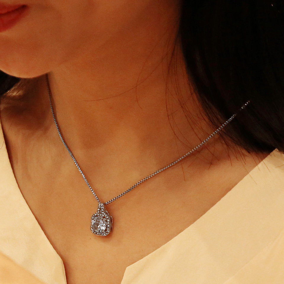 Collar con piedra sintetica
