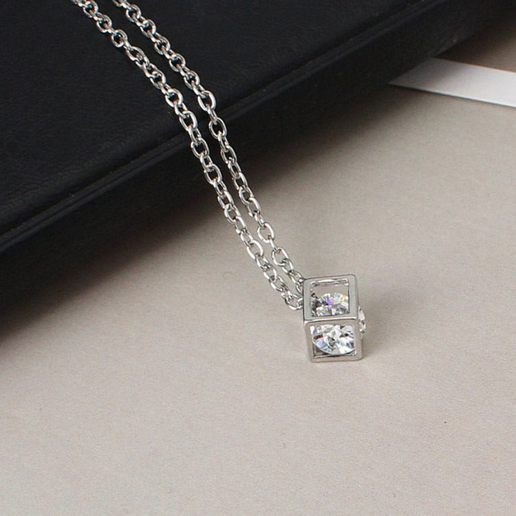 Hermoso collar con dije de cubo