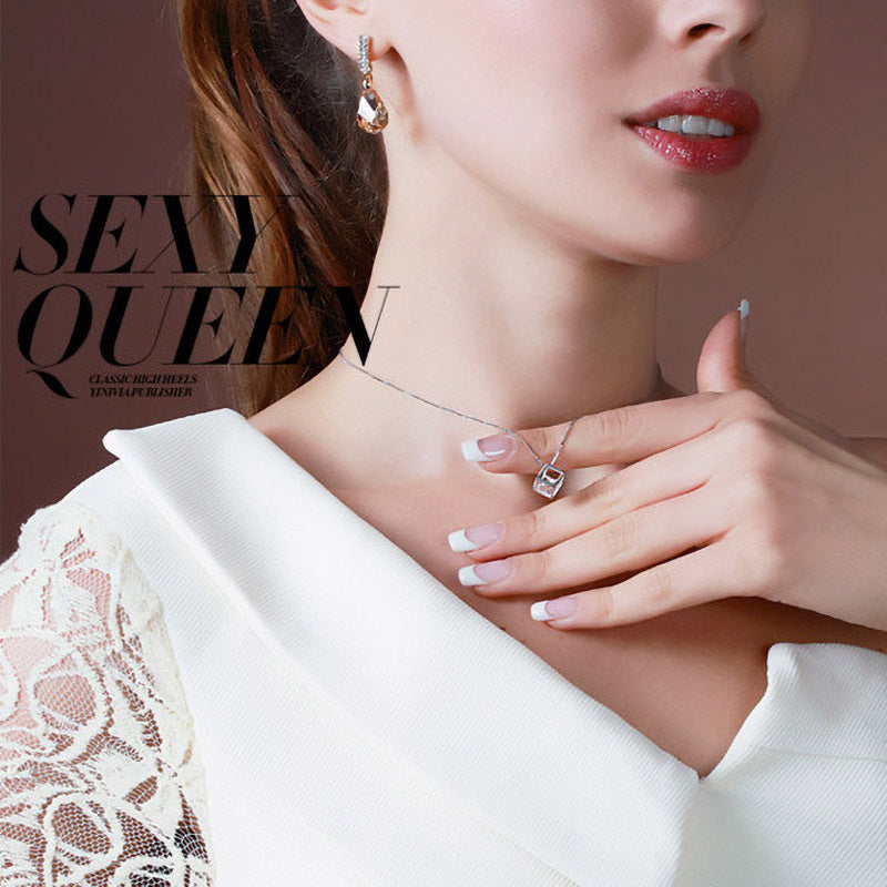 Hermoso collar con dije de cubo