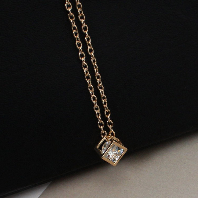 Hermoso collar con dije de cubo