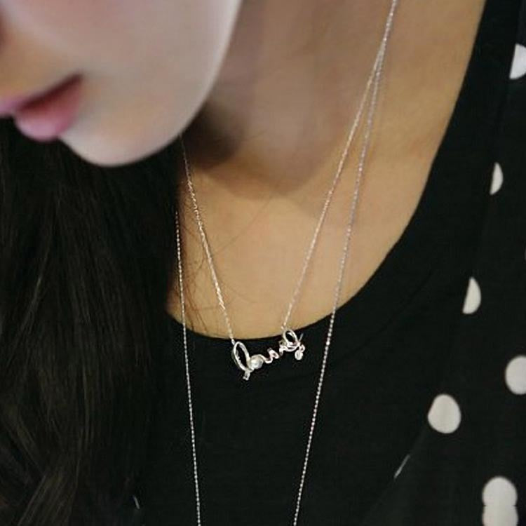 Elegante collar con placa de love