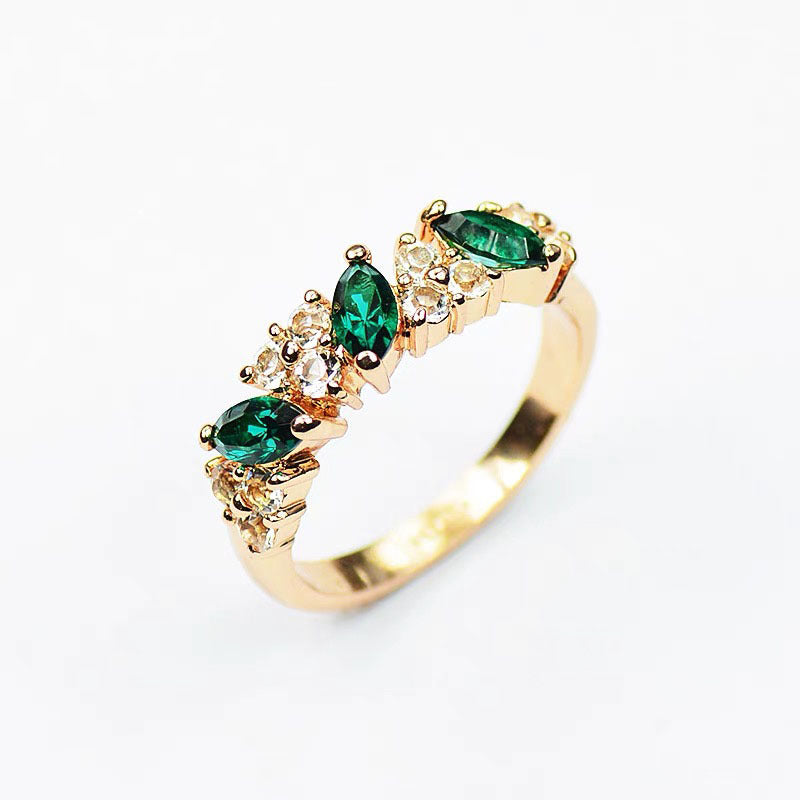 Lindo anillo con diamantes sintéticos