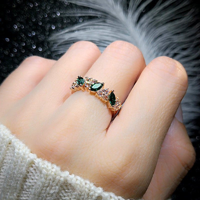 Lindo anillo con diamantes sintéticos