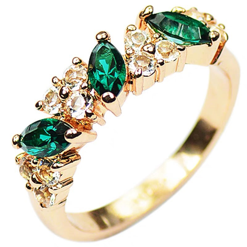 Lindo anillo con diamantes sintéticos