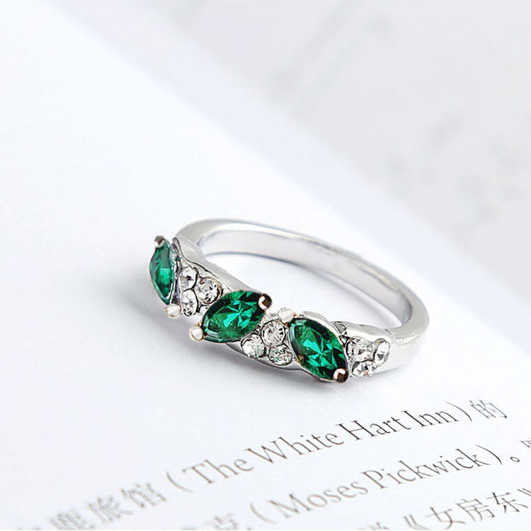Lindo anillo con diamantes sintéticos