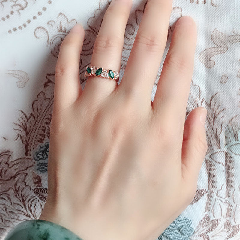 Lindo anillo con diamantes sintéticos