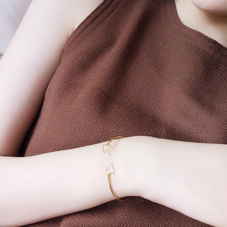 Pulsera ajustable con triángulos