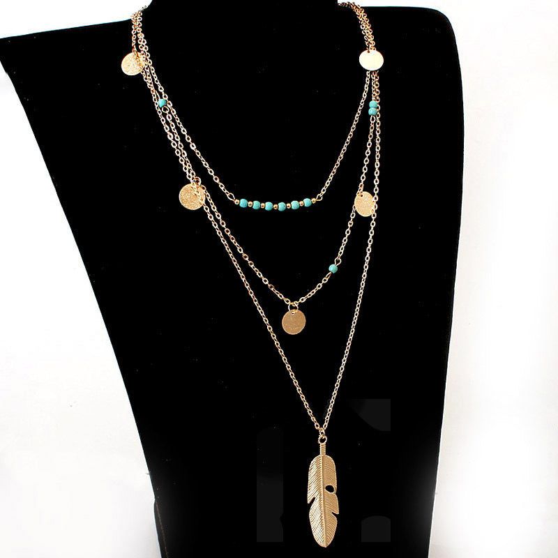 Collar multicapa con pluma