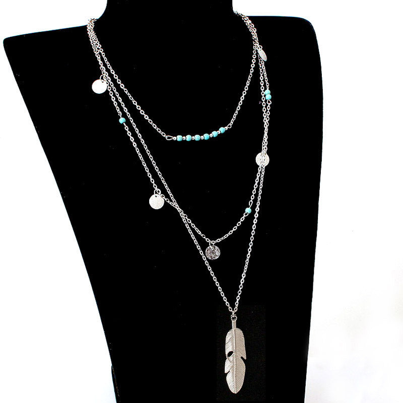 Collar multicapa con pluma