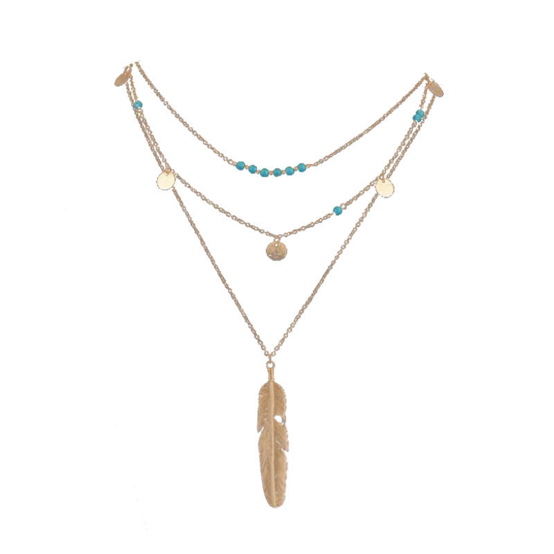 Collar multicapa con pluma