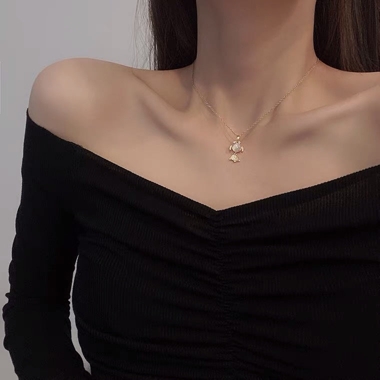 Collar multicapa con pluma