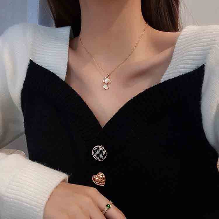 Collar multicapa con pluma