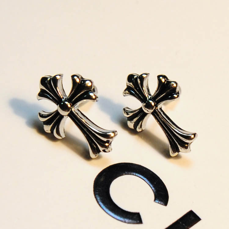 Hermosos aretes con diseño de cruz