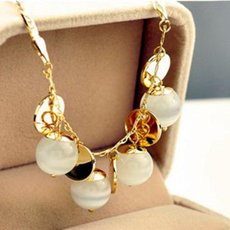 Elegante collar de bolitas