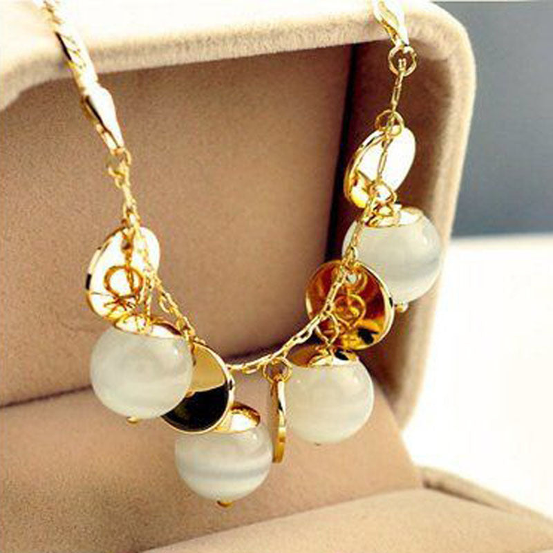 Elegante collar de bolitas