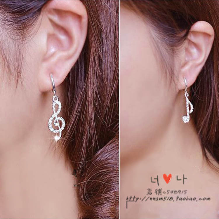 Bonito juego de aretes en forma de notas musicales