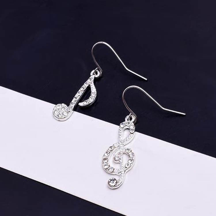 Bonito juego de aretes en forma de notas musicales