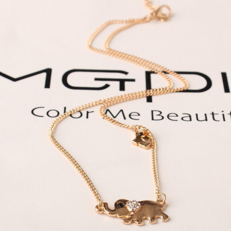 Divertido collar con figura de elefante