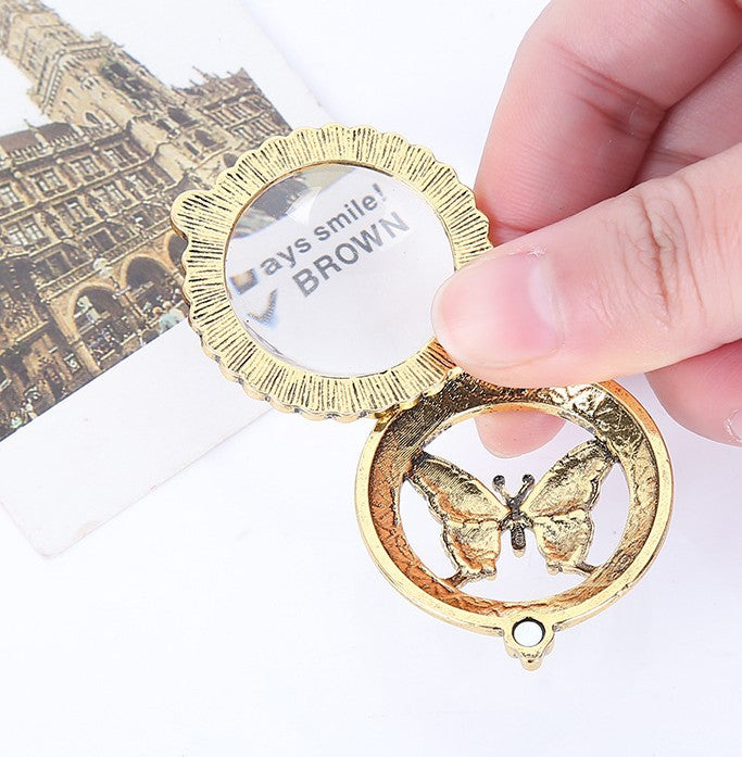 Accesorio tipo collar con lupa de mariposa colgante