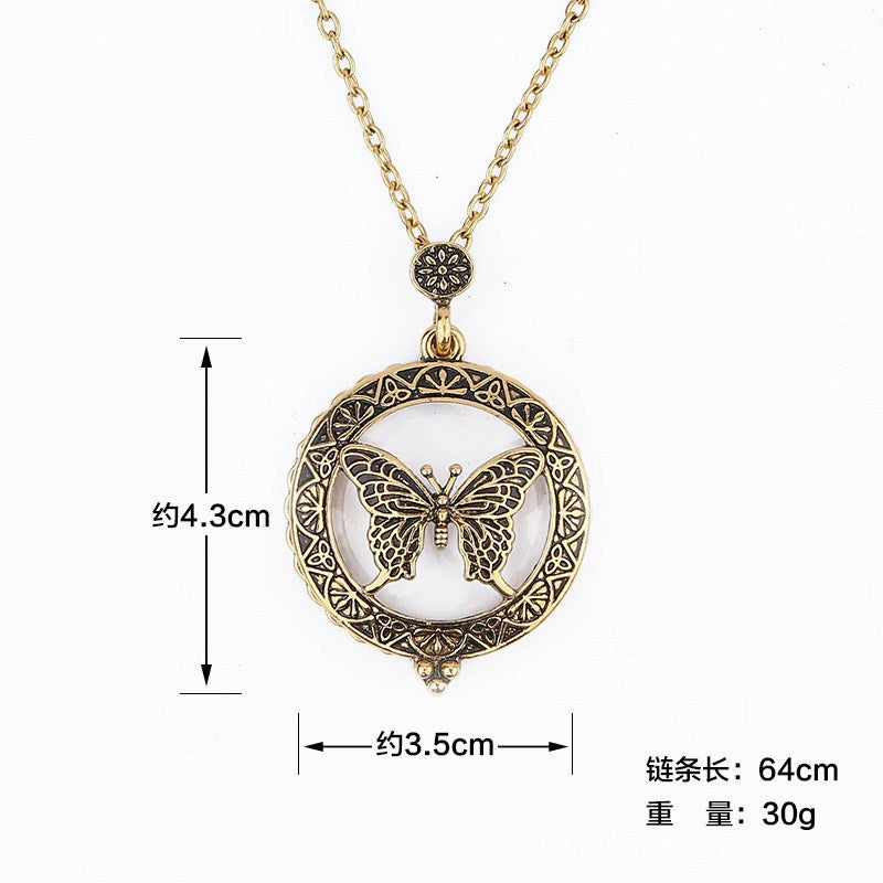 Accesorio tipo collar con lupa de mariposa colgante