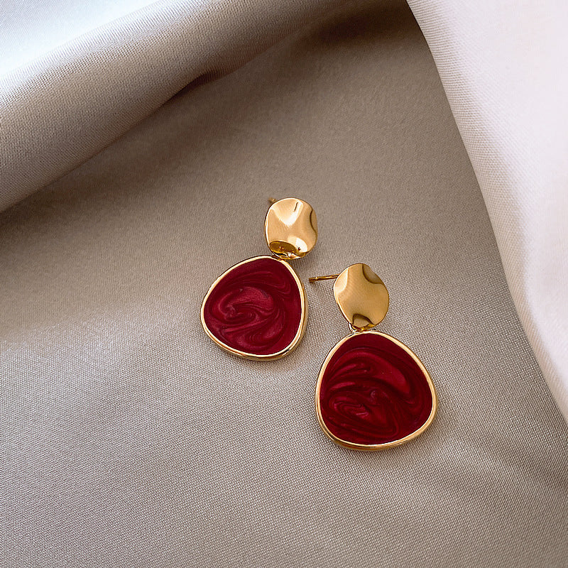 Juego de pendientes abiertos con corazon irregular color rojo