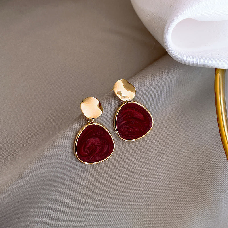 Juego de pendientes abiertos con corazon irregular color rojo