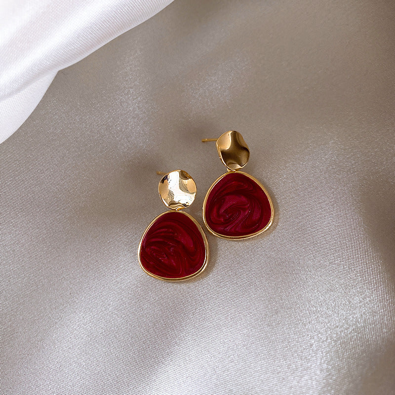 Juego de pendientes abiertos con corazon irregular color rojo