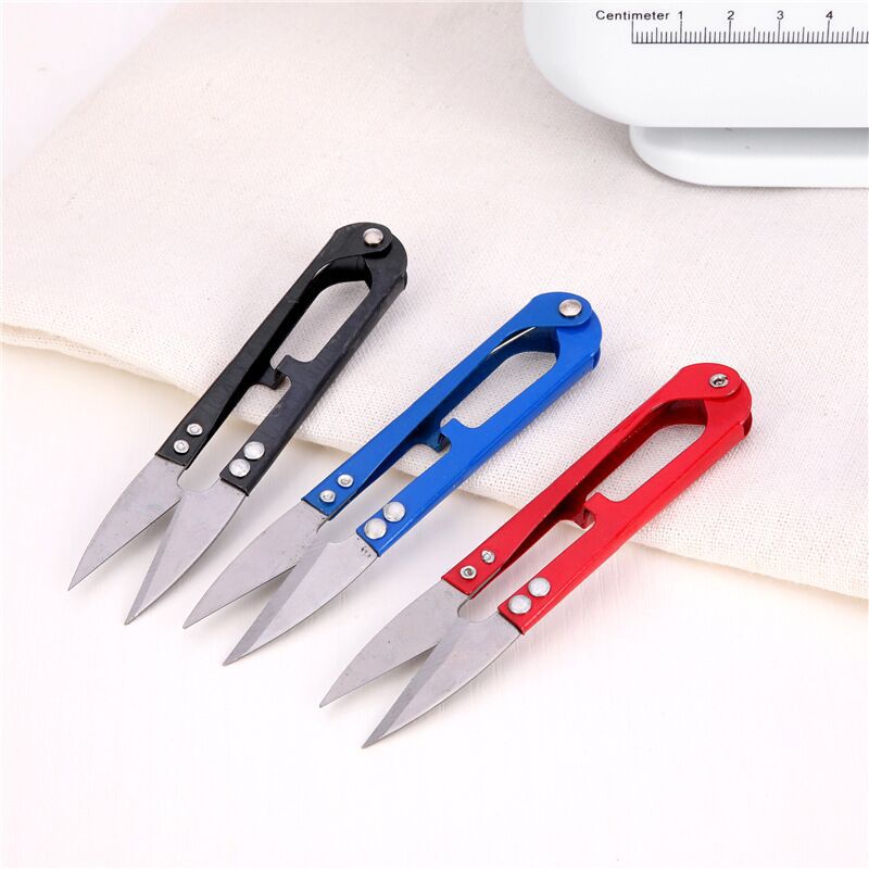 Tijeras bordadas en forma de U para costura.