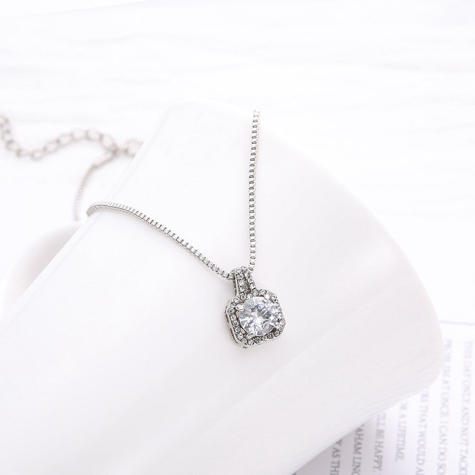 Collar con piedra sintetica