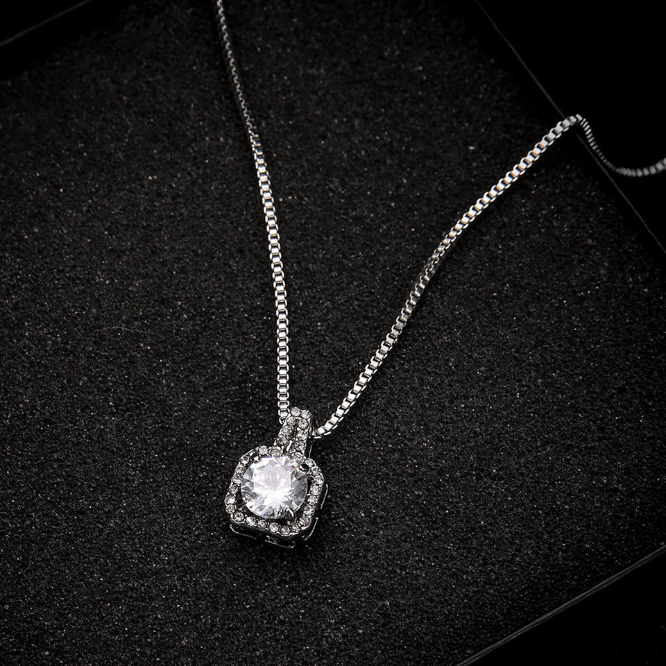 Collar con piedra sintetica