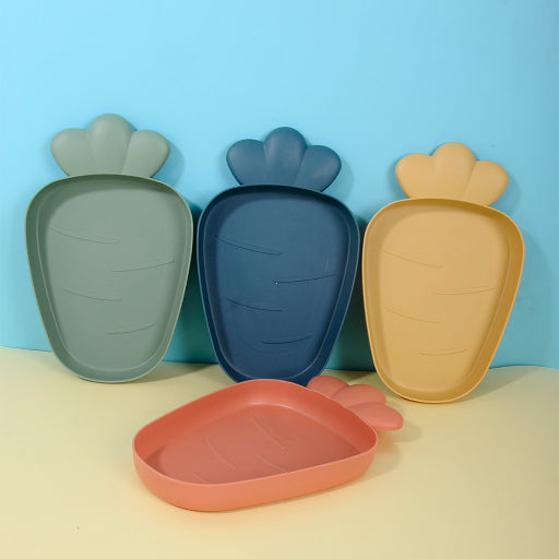 Plato de fruta de zanahoria de colores mezclados.