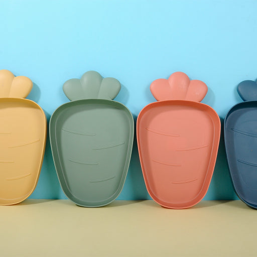 Plato de fruta de zanahoria de colores mezclados.