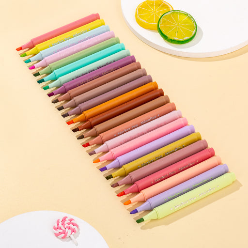 Plumones triangulares de 24 colores.