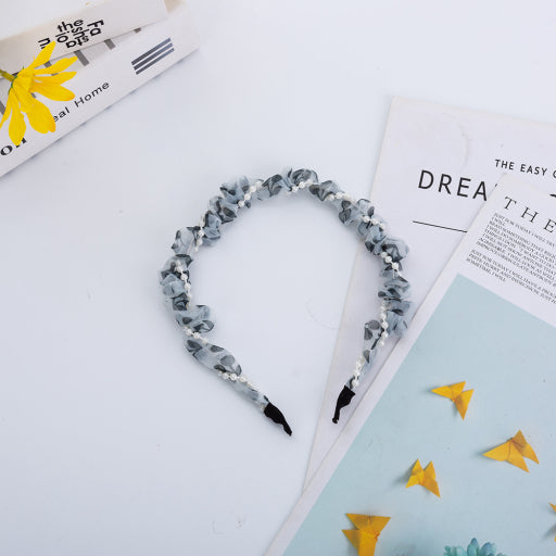 Diadema de tela con perlas en blanco y negro