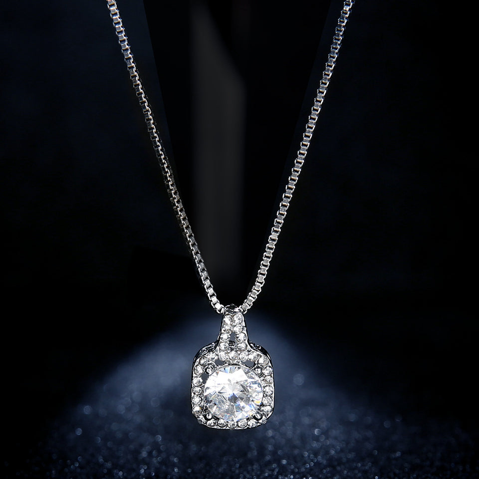 Collar con piedra sintetica