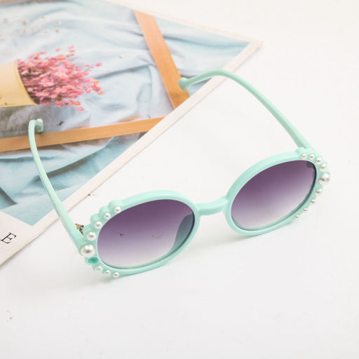 Gafas de sol infantiles con montura redonda y perlas.