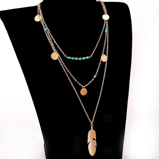 Collar multicapa con pluma
