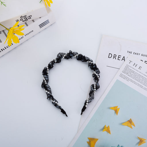 Diadema de tela con perlas en blanco y negro