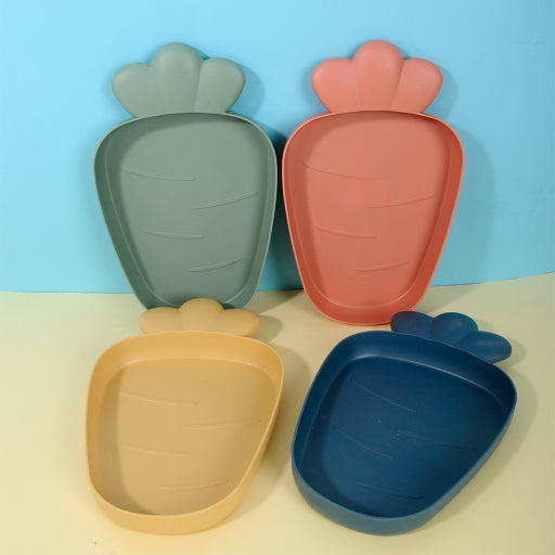 Plato de fruta de zanahoria de colores mezclados.