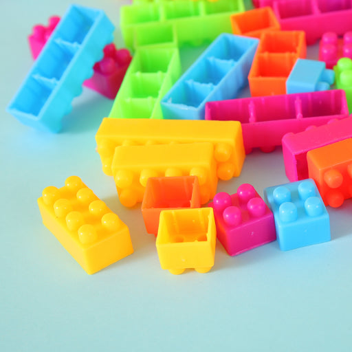 pequeños bloques de construcción multicolores