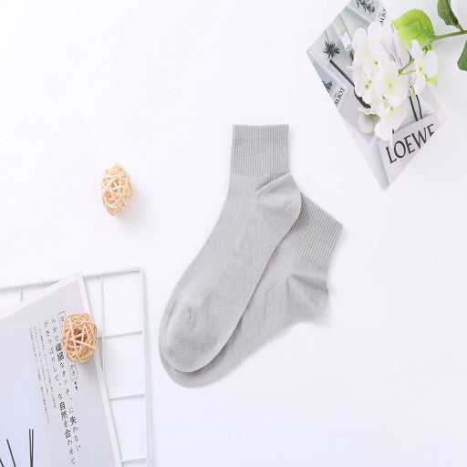 Calcetines de hombre transpirables de malla de color liso.