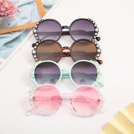 Gafas de sol infantiles con montura redonda y perlas.